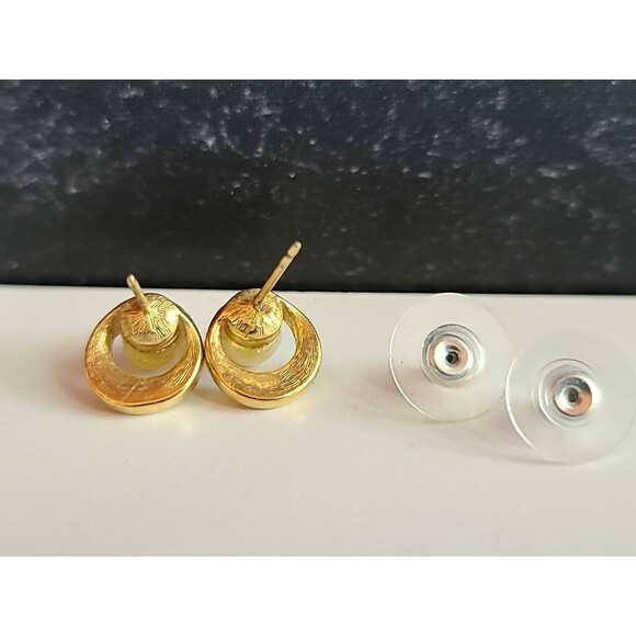 Faux Pearl Gold Tone Metal Stud Earrings Vintage - Picture 4 of 10